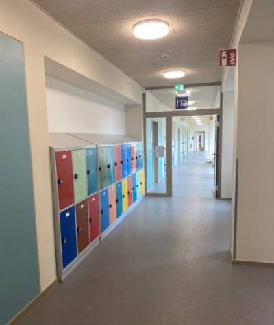 Flur mit Schrnken fr die Schler