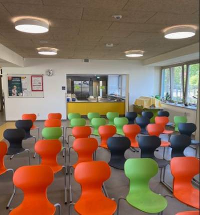 Mensa mit Essenausgabe