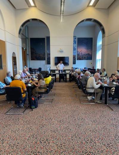 Martin Sattelkau im Gesprch mit den Kpenickern whrend es auch einige Speisen und Getrnke gibt