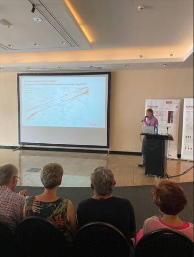 Am Rednerpult Dr.Kai Johannsen, Leiter Immissionsschutz des Flughafens BER