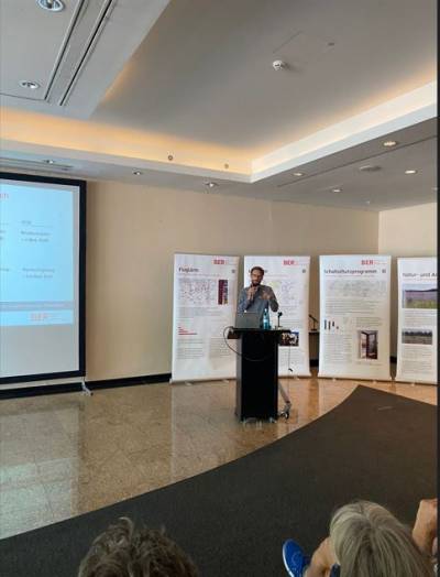 Am Rednerpult Christian Franzke, Umlandbeauftragter des Flughafens BER