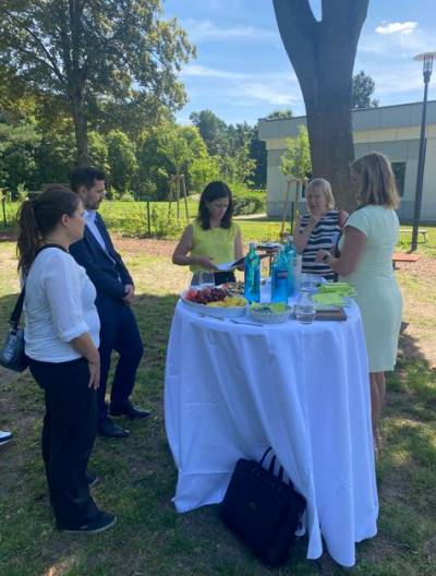 Die Senatorin erhlt umfassendes Informationsmaterial